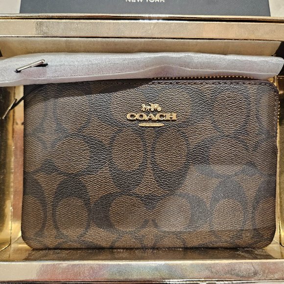 BNWT COACH Small Wristlet - Picture 1 of 2